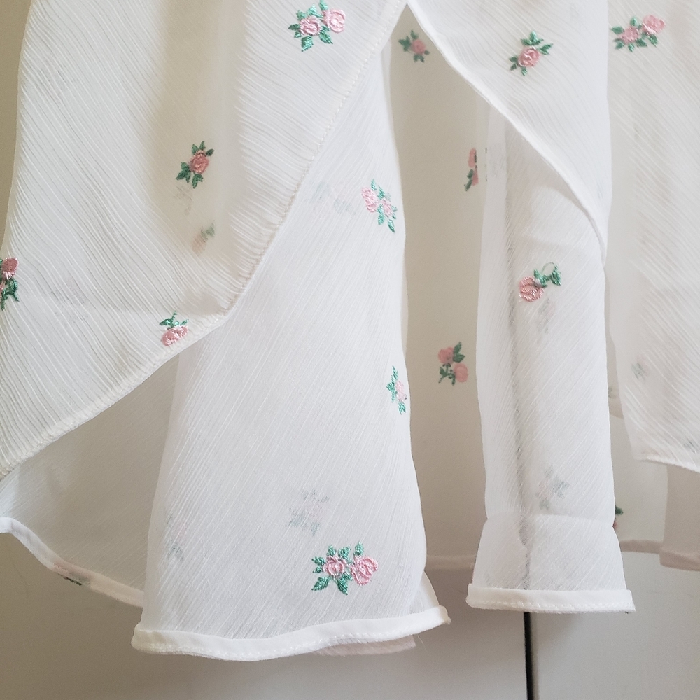 NWT VS Beautiful Sheer Robe🌹 - Picture 3 of 8